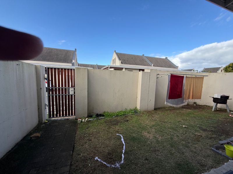 Spacious neat 2 bed in secure complex. - Photo 3