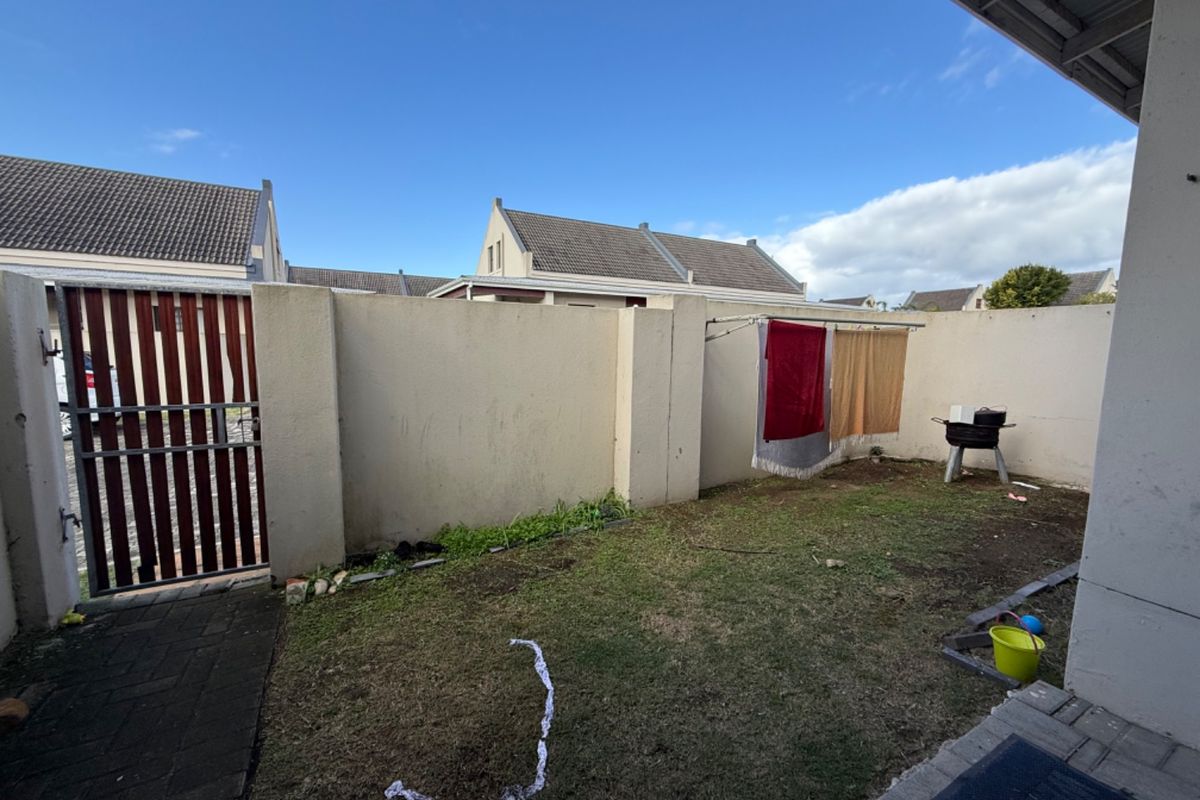 Spacious neat 2 bed in secure complex. - Photo 4