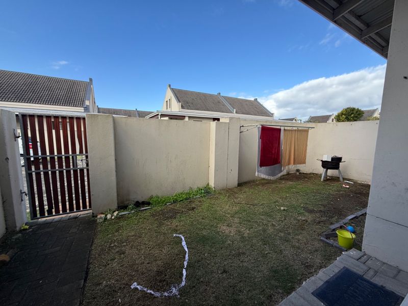 Spacious neat 2 bed in secure complex. - Photo 4