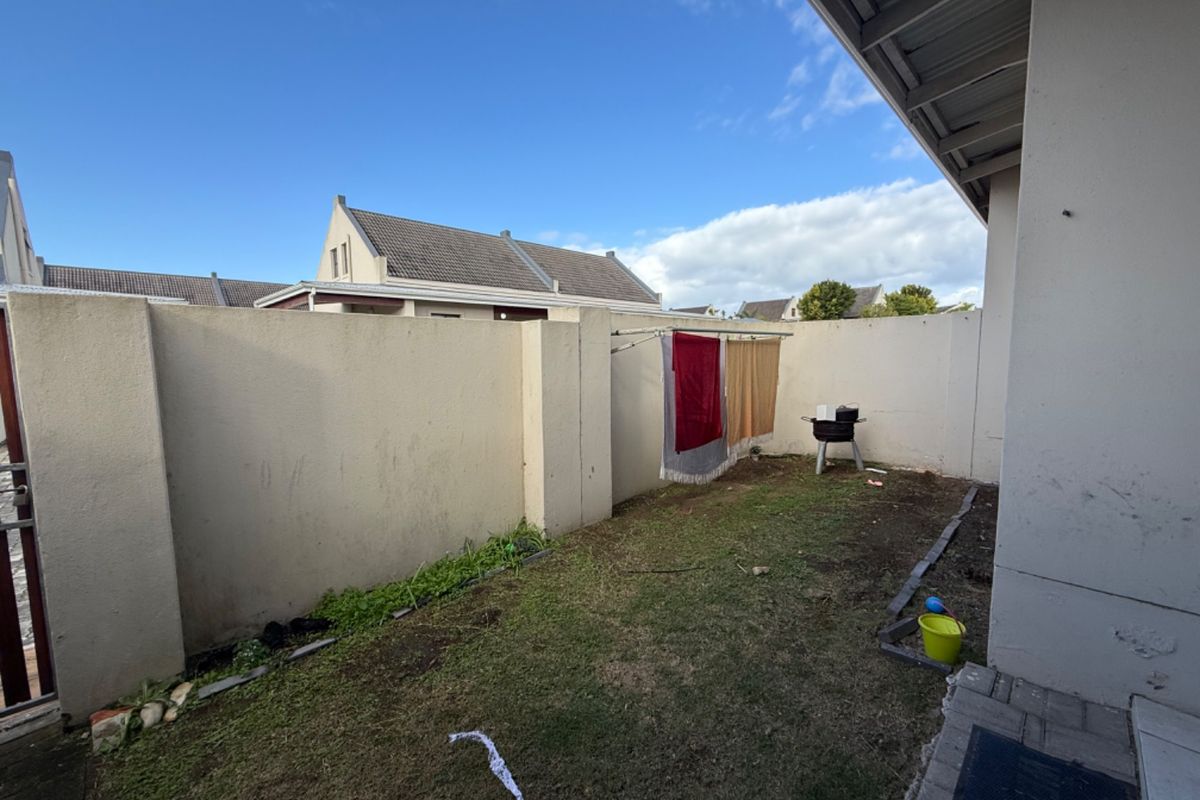 Spacious neat 2 bed in secure complex. - Photo 2