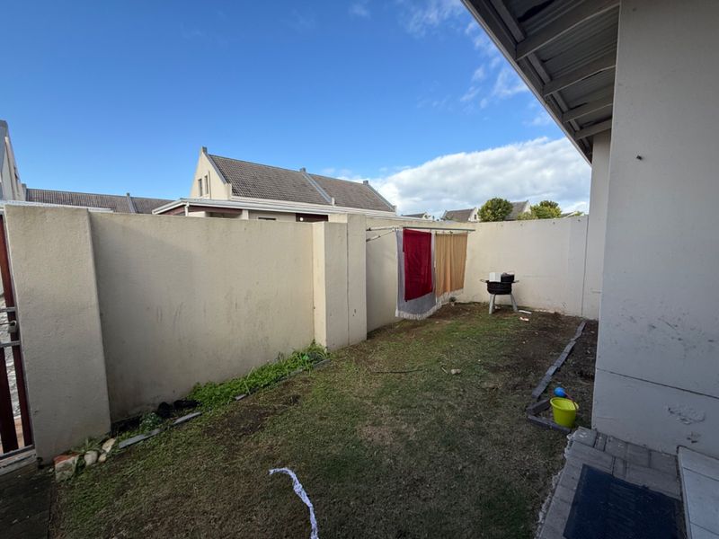 Spacious neat 2 bed in secure complex. - Photo 2