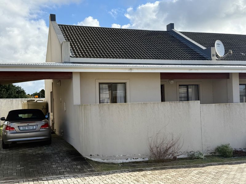 Spacious neat 2 bed in secure complex. - Photo 10