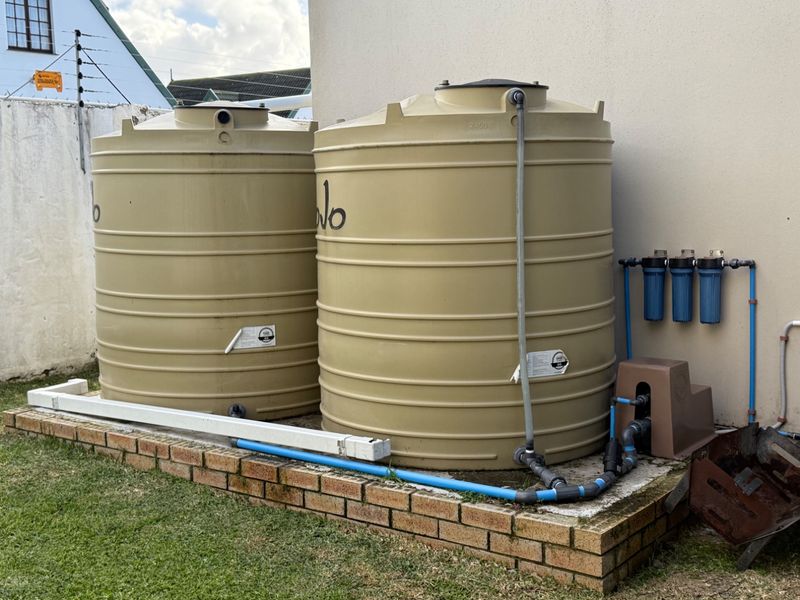 Spacious neat 2 bed in secure complex. - Photo 9