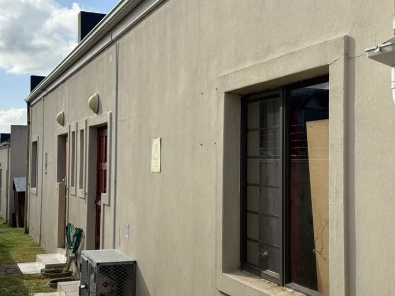 Spacious neat 2 bed in secure complex. - Photo 8