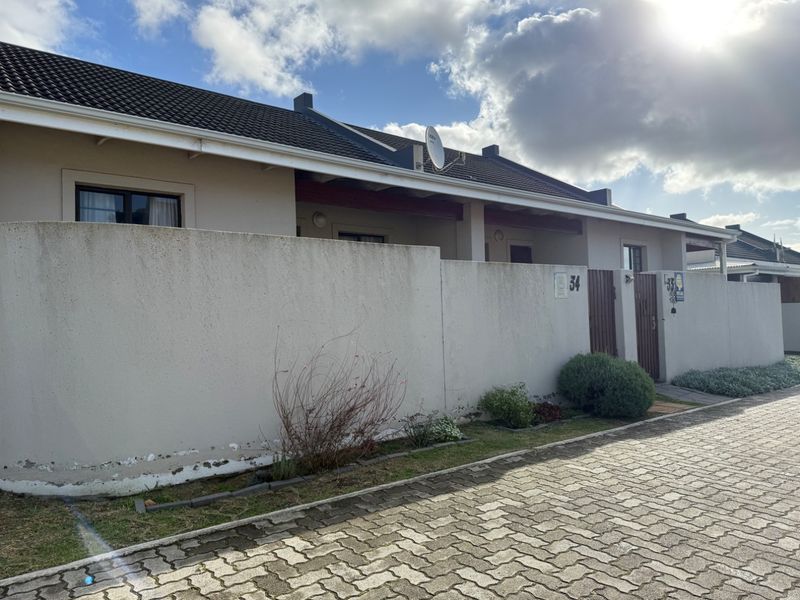 Spacious neat 2 bed in secure complex. - Photo 6