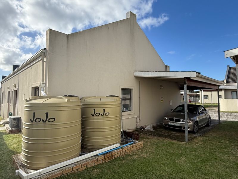 Spacious neat 2 bed in secure complex. - Photo 7