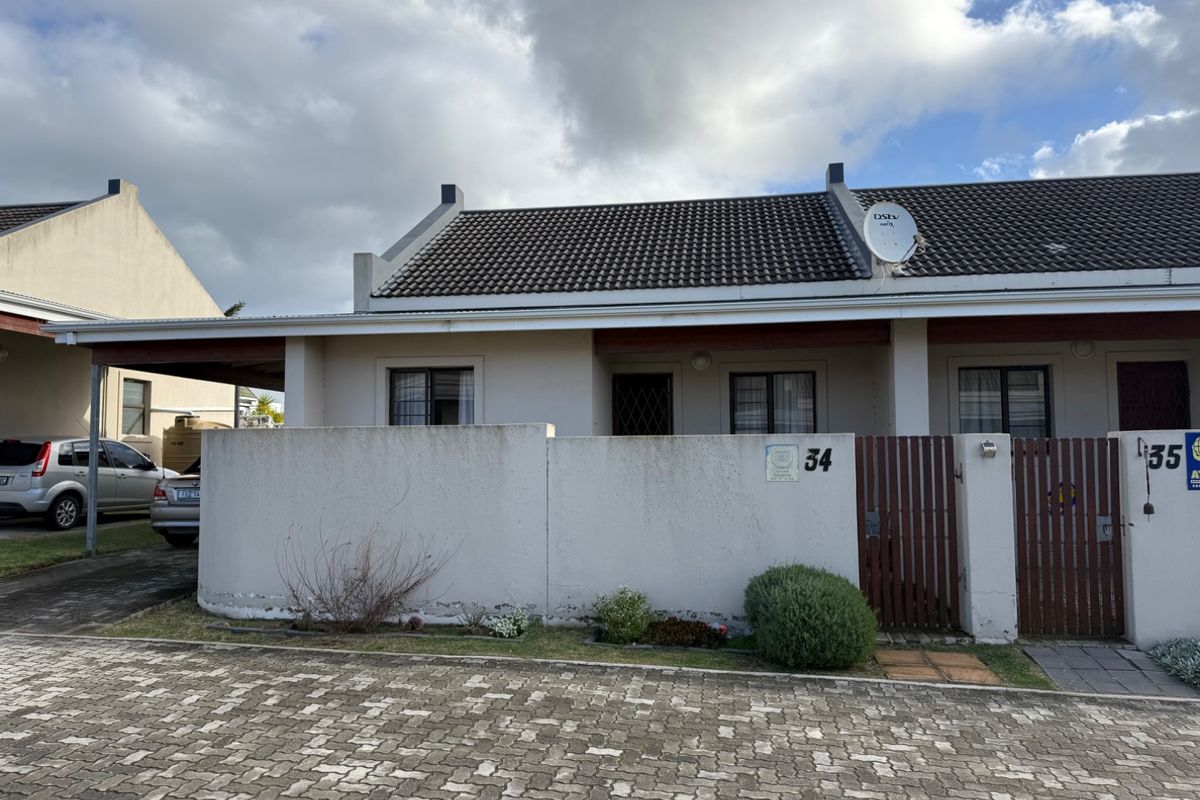 Spacious neat 2 bed in secure complex. - Photo 5