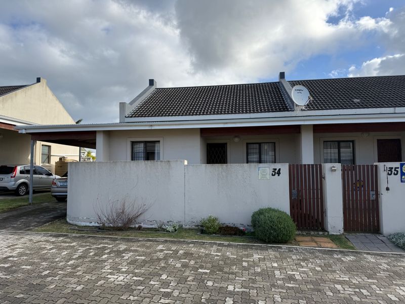 Spacious neat 2 bed in secure complex. - Photo 5