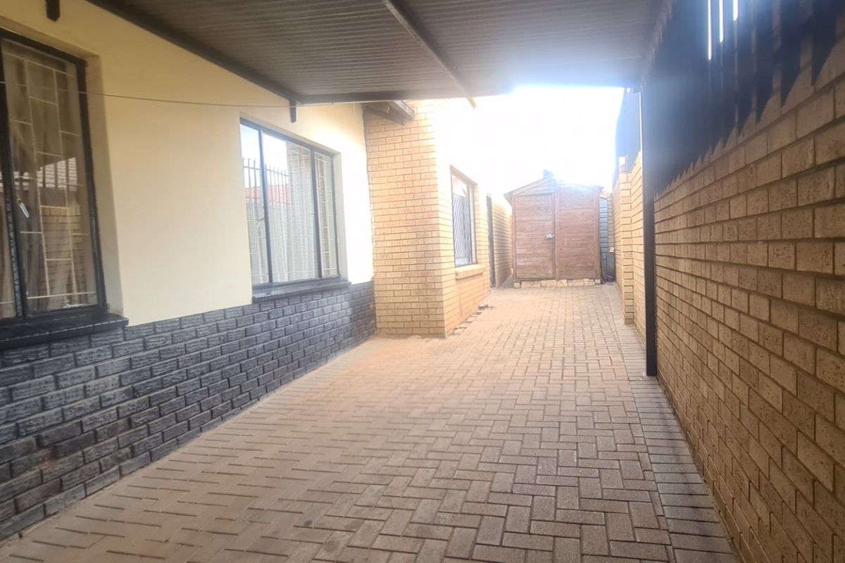 A Home for Every Generation 7 Bedrooms of Space and Potential - Photo 4