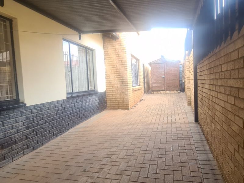 A Home for Every Generation 7 Bedrooms of Space and Potential - Photo 4