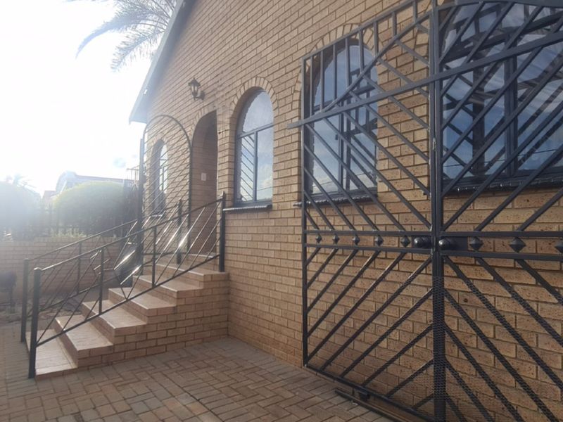 A Home for Every Generation 7 Bedrooms of Space and Potential - Photo 2