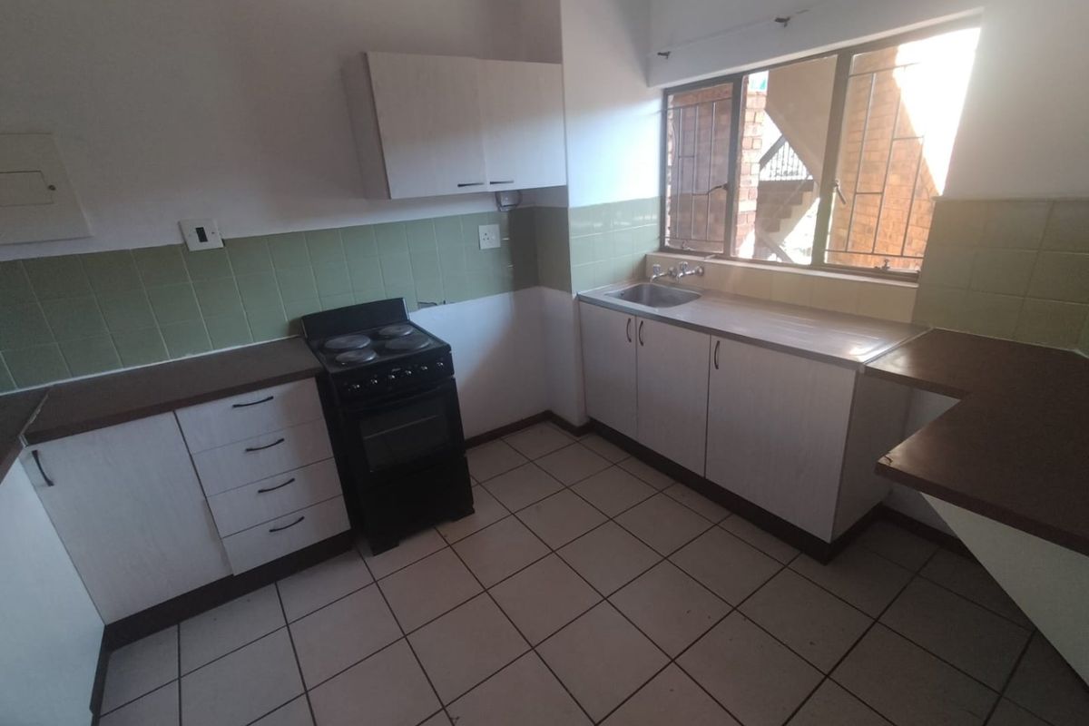 Large 2 Bed in Danie Theron st Pta North - Photo 2
