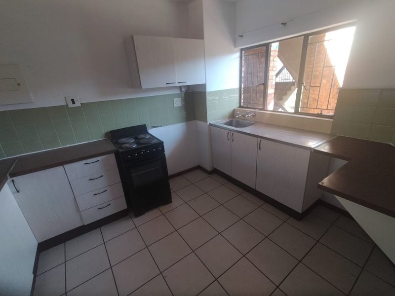 Large 2 Bed in Danie Theron st Pta North - Photo 2