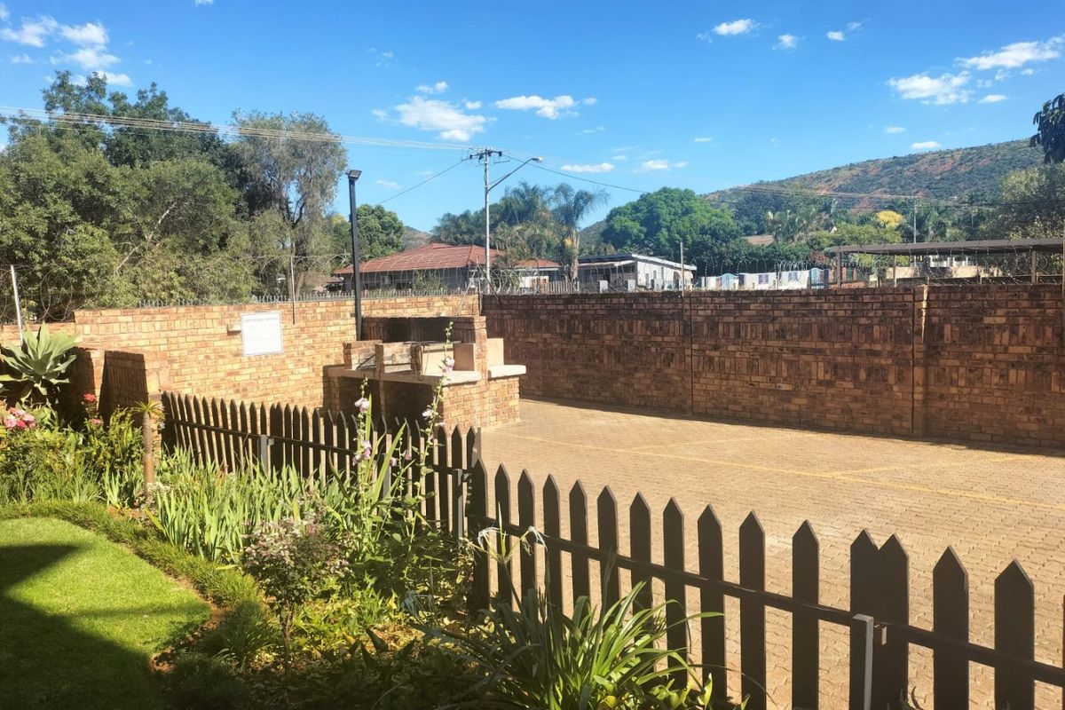 Large 2 Bed in Danie Theron st Pta North - Photo 5