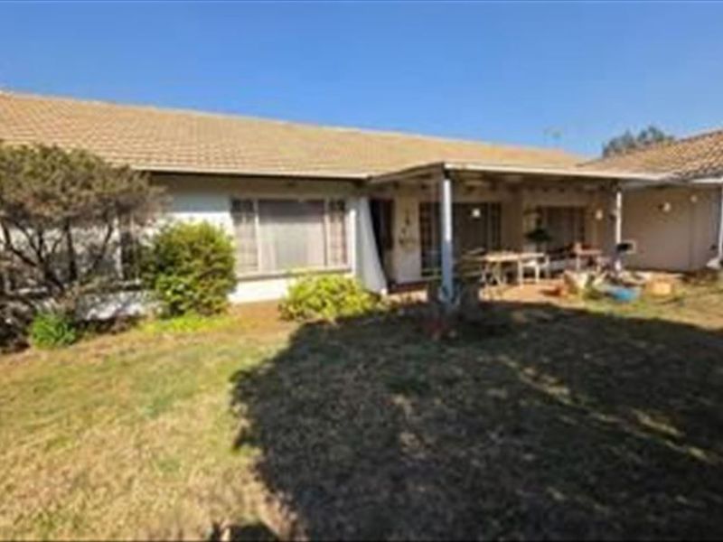 Spacious Three-Bedroom Home with Pool and Double Garage - Photo 3