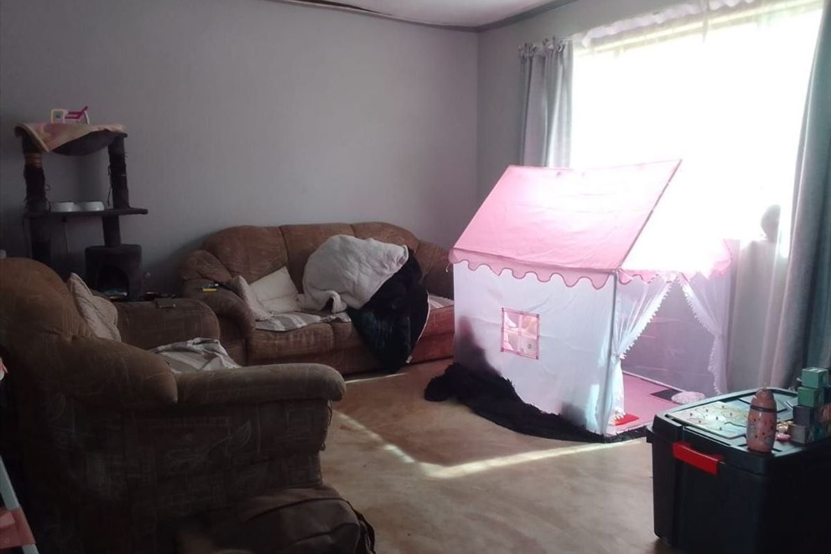 Expansive Five-Bedroom Family Retreat with Multiple Living Areas - Photo 2