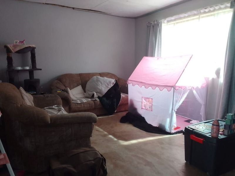 Expansive Five-Bedroom Family Retreat with Multiple Living Areas - Photo 2