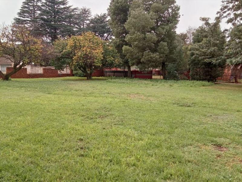 Expansive Five-Bedroom Family Retreat with Multiple Living Areas - Photo 3