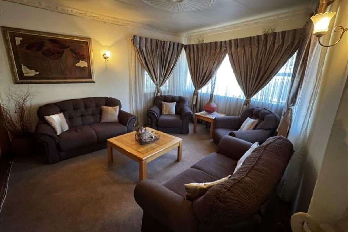 Spacious Four-Bedroom Home with Pool and Ample Parking - Photo 2