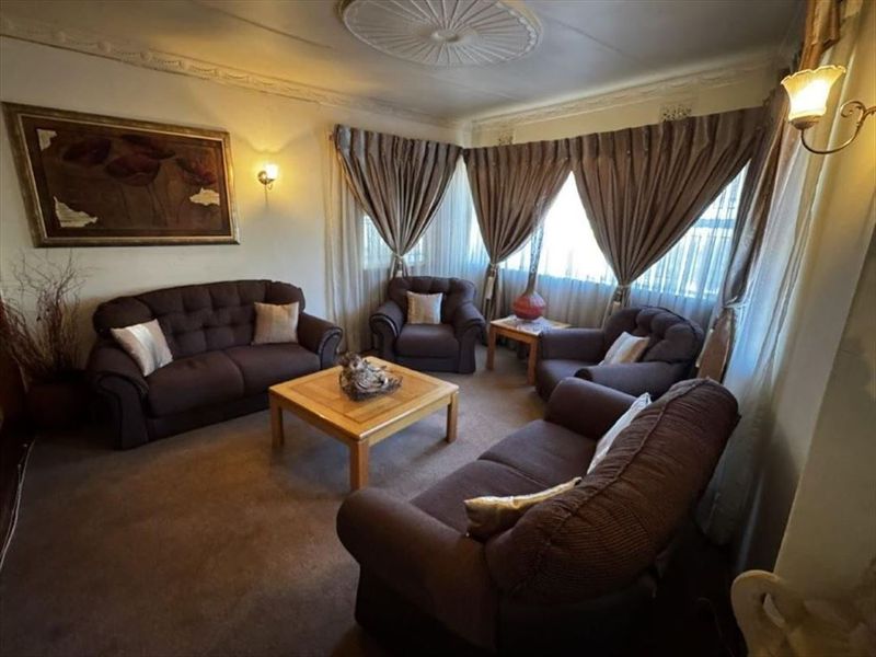 Spacious Four-Bedroom Home with Pool and Ample Parking - Photo 2