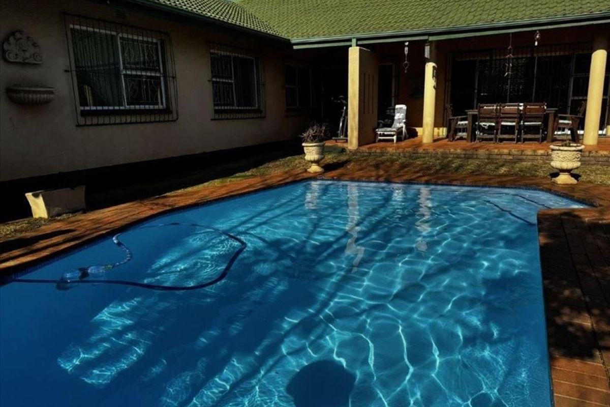 Spacious Four-Bedroom Home with Pool and Ample Parking - Photo 3