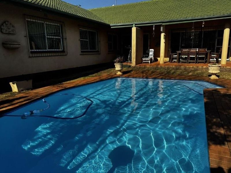 Spacious Four-Bedroom Home with Pool and Ample Parking - Photo 3