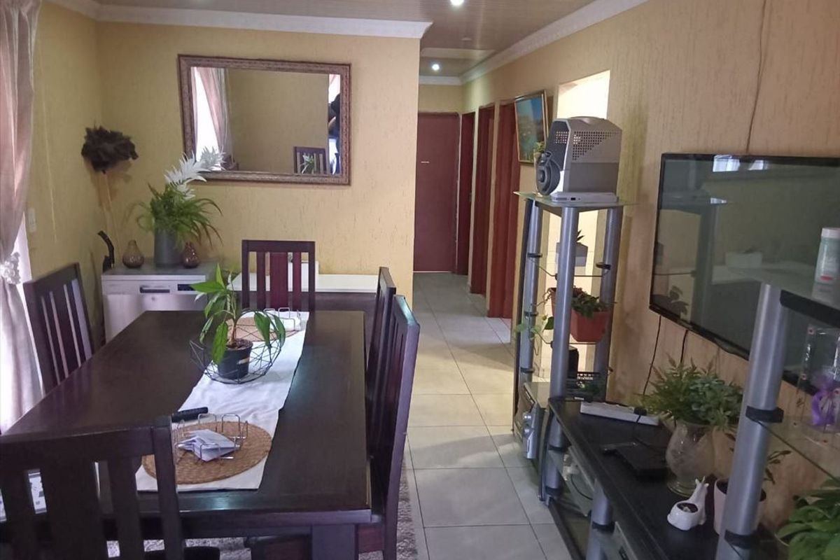 Neat Three-Bedroom Home with Double Garage and Carport - Photo 3