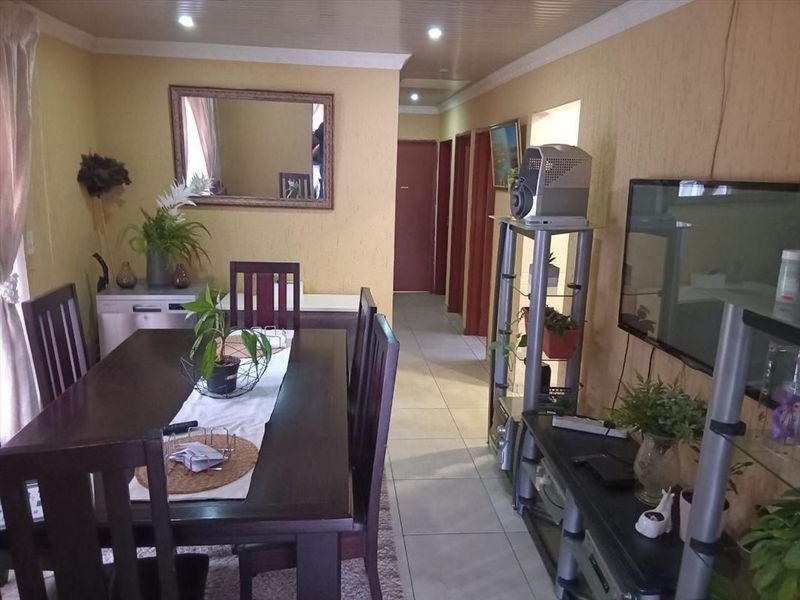 Neat Three-Bedroom Home with Double Garage and Carport - Photo 3