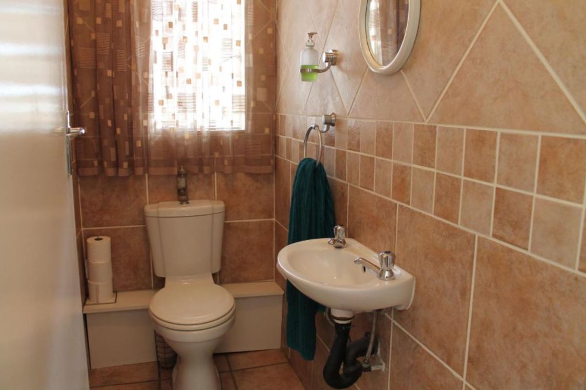 Enjoy effortless indoor-outdoor living in this pet-friendly corner duplex—freshly updated, fibre ready and steps from family-friendly estate amenities. - Photo 5