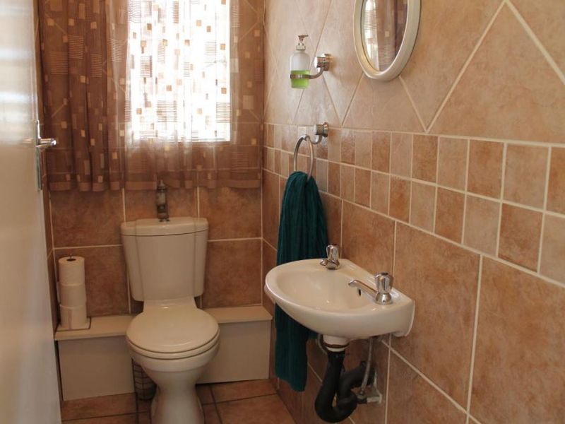 Enjoy effortless indoor-outdoor living in this pet-friendly corner duplex—freshly updated, fibre ready and steps from family-friendly estate amenities. - Photo 5