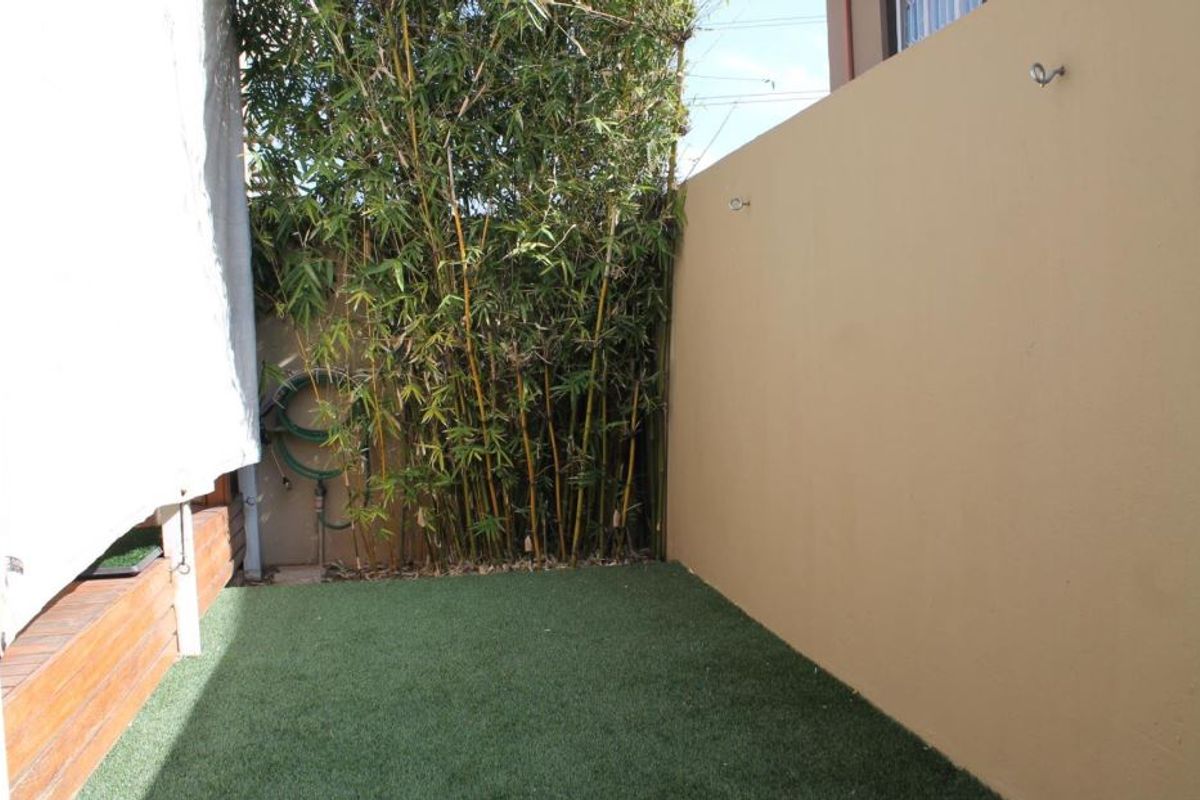 Enjoy effortless indoor-outdoor living in this pet-friendly corner duplex—freshly updated, fibre ready and steps from family-friendly estate amenities. - Photo 4