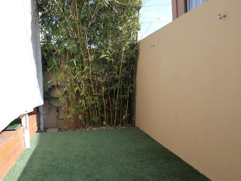 Enjoy effortless indoor-outdoor living in this pet-friendly corner duplex—freshly updated, fibre ready and steps from family-friendly estate amenities. - Photo 4