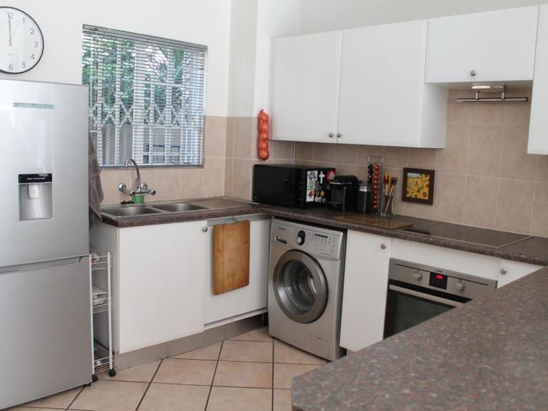 Enjoy effortless indoor-outdoor living in this pet-friendly corner duplex—freshly updated, fibre ready and steps from family-friendly estate amenities. - Photo 7