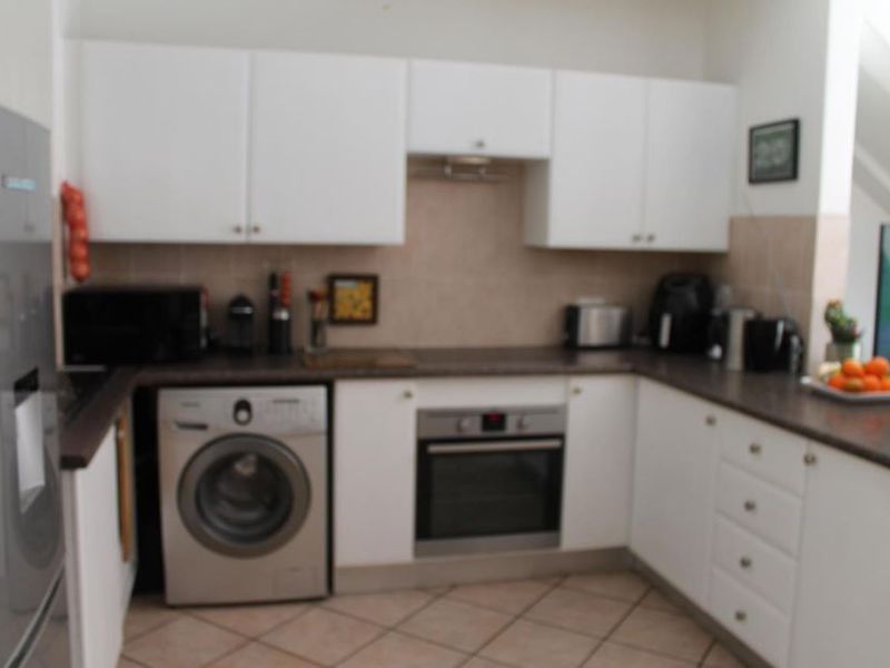 Enjoy effortless indoor-outdoor living in this pet-friendly corner duplex—freshly updated, fibre ready and steps from family-friendly estate amenities. - Photo 6