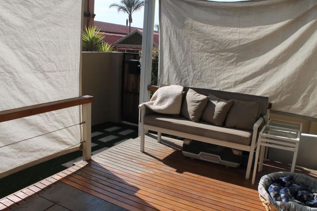 Enjoy effortless indoor-outdoor living in this pet-friendly corner duplex—freshly updated, fibre ready and steps from family-friendly estate amenities. - Photo 3