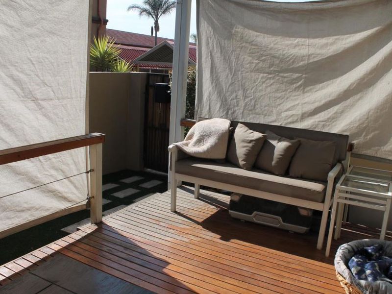 Enjoy effortless indoor-outdoor living in this pet-friendly corner duplex—freshly updated, fibre ready and steps from family-friendly estate amenities. - Photo 3