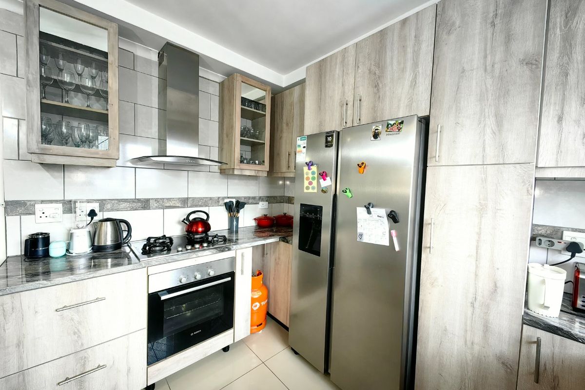 4 Bedroom dream home in quiet street - Photo 2