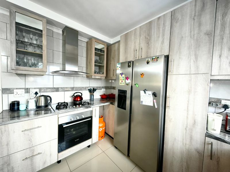 4 Bedroom dream home in quiet street - Photo 2