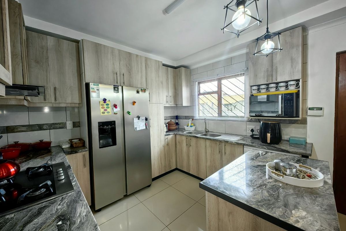 4 Bedroom dream home in quiet street - Photo 3