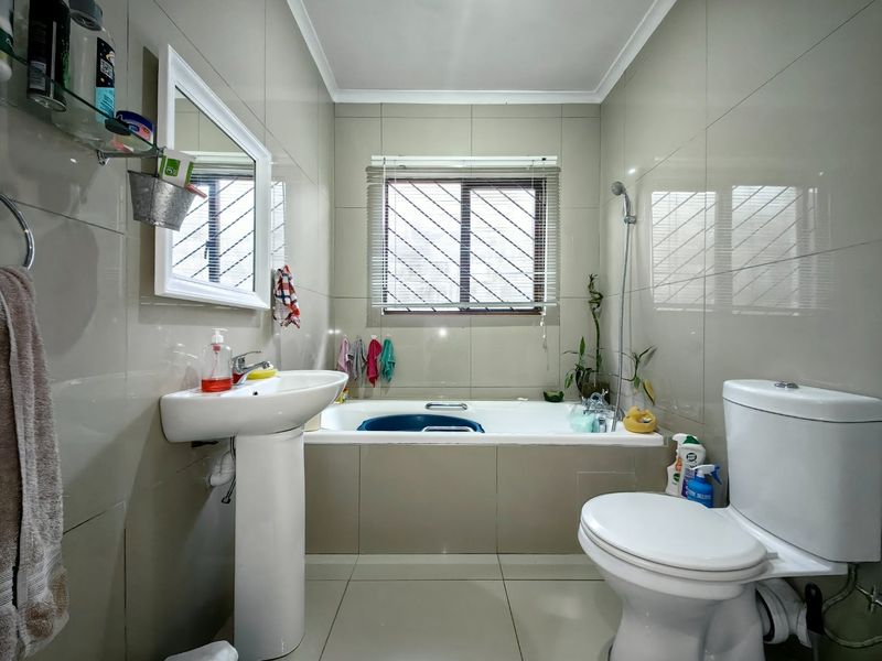 4 Bedroom dream home in quiet street - Photo 7