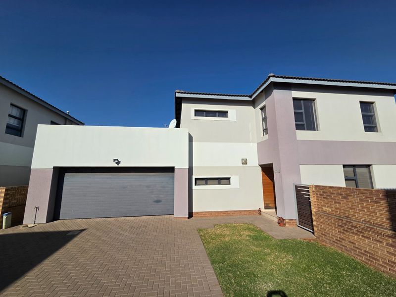 Modern 3-Bedroom Townhouse for Sale in Thatchfield Ridge - Photo 3