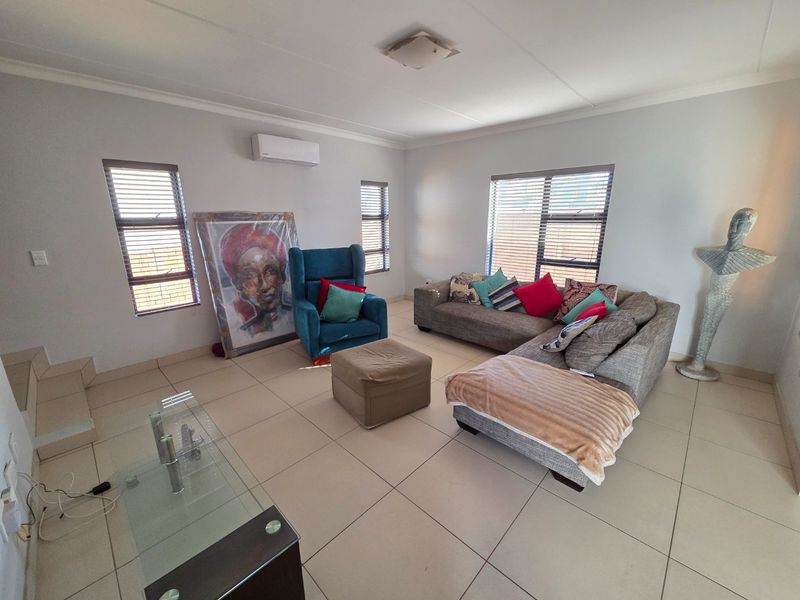 Modern 3-Bedroom Townhouse for Sale in Thatchfield Ridge - Photo 4