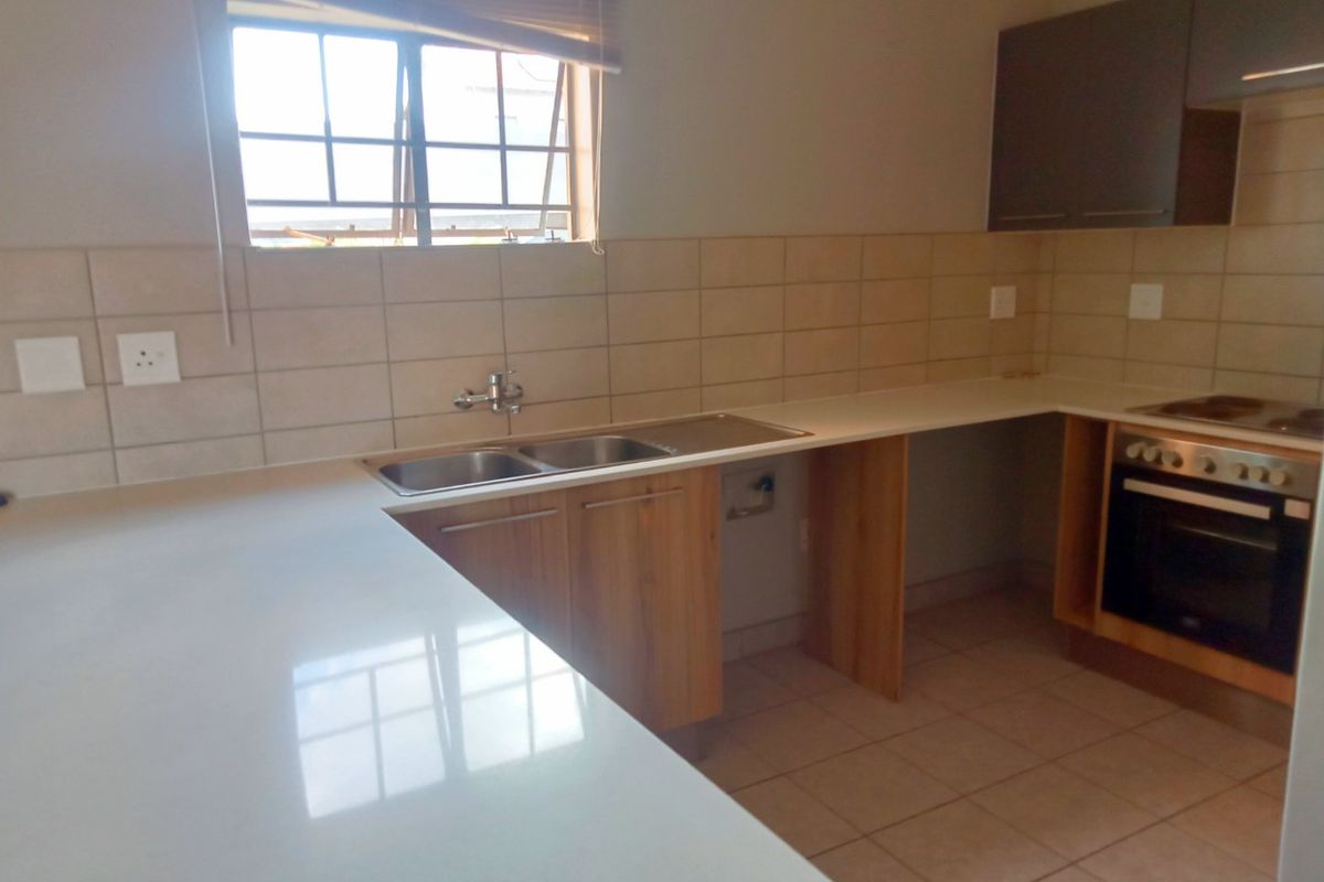 Upmarket Two Bedroom Ground-floor Unit with a Private Garden  - Photo 5