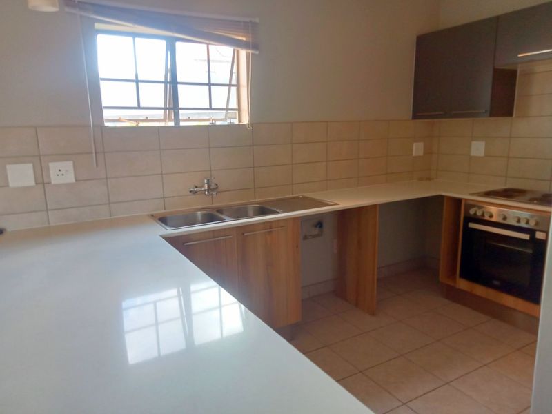 Upmarket Two Bedroom Ground-floor Unit with a Private Garden  - Photo 5