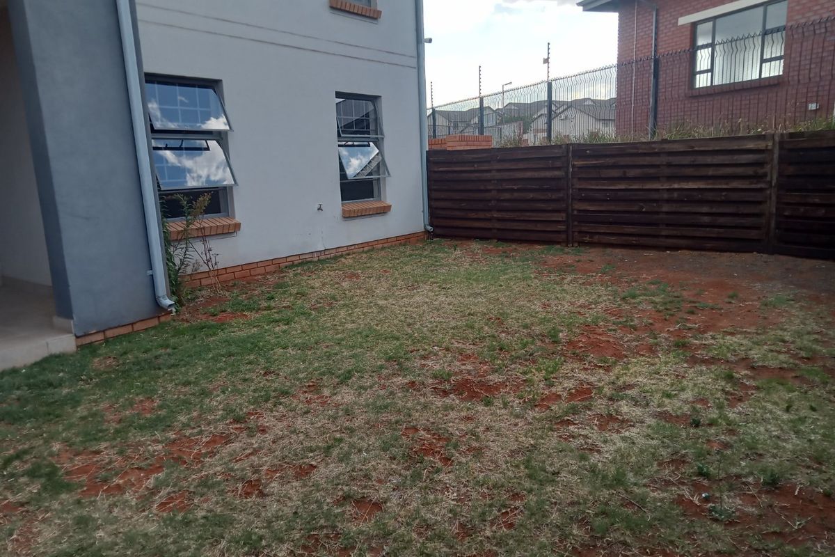 Upmarket Two Bedroom Ground-floor Unit with a Private Garden  - Photo 2