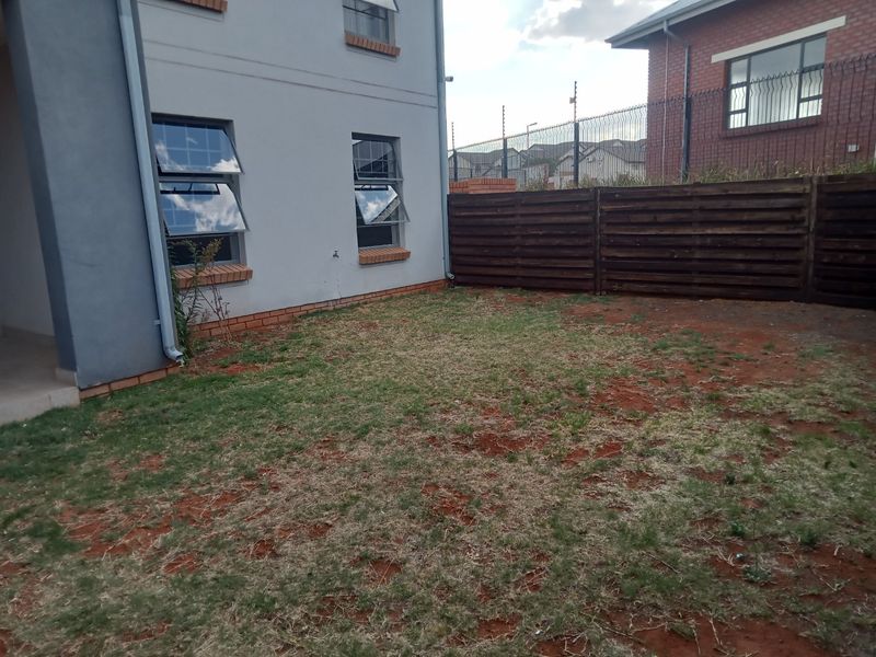 Upmarket Two Bedroom Ground-floor Unit with a Private Garden  - Photo 2