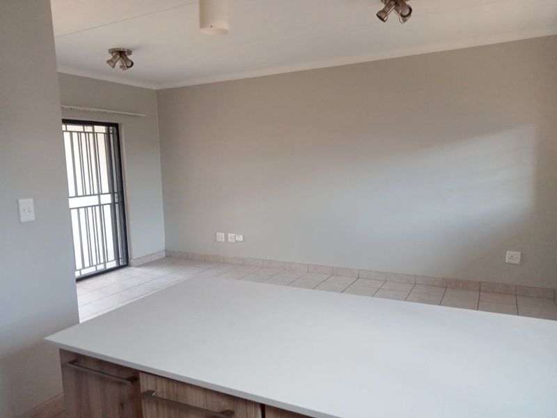 Upmarket Two Bedroom Ground-floor Unit with a Private Garden  - Photo 10