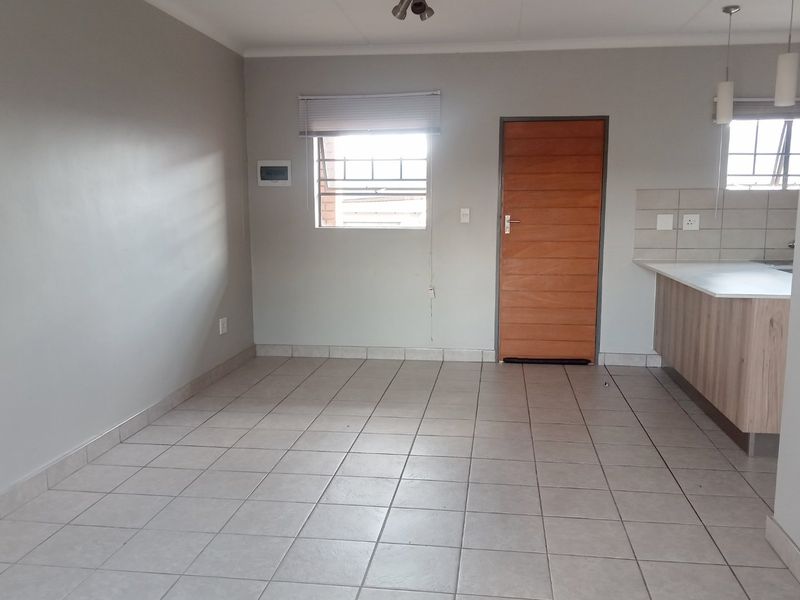 Upmarket Two Bedroom Ground-floor Unit with a Private Garden  - Photo 9