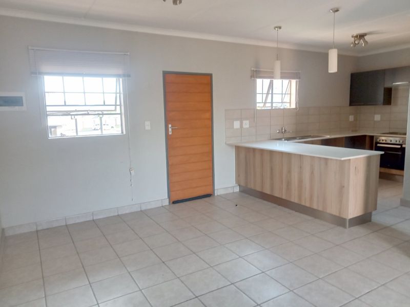 Upmarket Two Bedroom Ground-floor Unit with a Private Garden  - Photo 8
