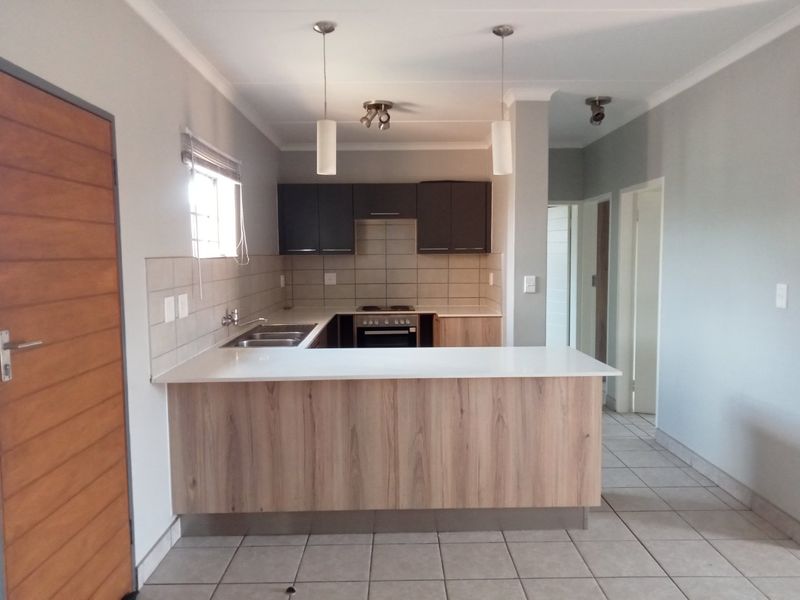 Upmarket Two Bedroom Ground-floor Unit with a Private Garden  - Photo 7